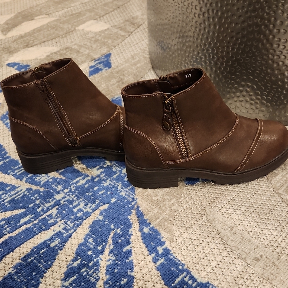 NWOB- Easy Works By Easy Street Brown Ankle Zippered Booties Non- Slip Size 7W - Picture 3 of 7